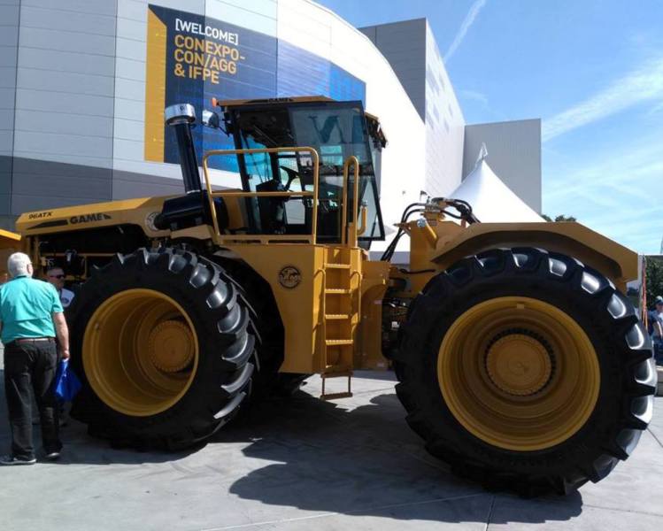 630hp-Game-tractor-at-ConExpo-7994499_0