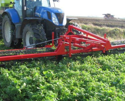 Crimper-Roller-cuts-through-cover-crops-5726474_0