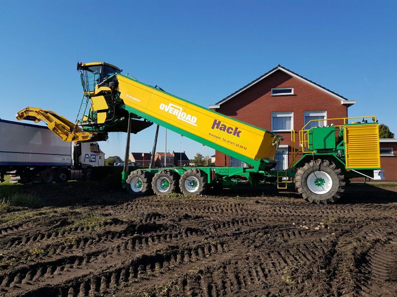 Dutch-contractor-develops-novel-potato-transfer-wagon-5230595_0
