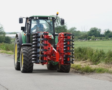 Folding-front-press-compact-on-the-road-8335706_0