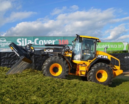 Grassland-17-Making-silage-in-the-sun-8289599_0