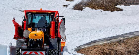 JCB-Fastracs-keep-Alpine-pass-open-8963375_0