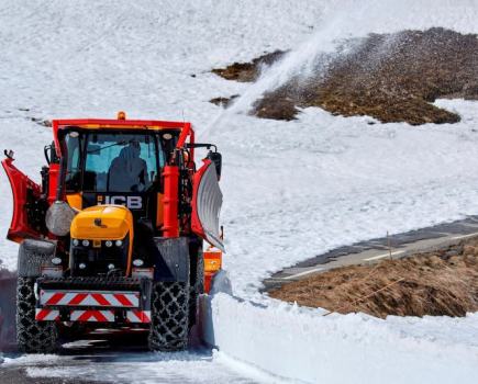 JCB-Fastracs-keep-Alpine-pass-open-8963375_0