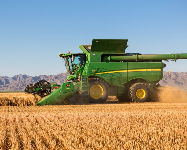 John-Deere-previews-S700-combines-8306392_0