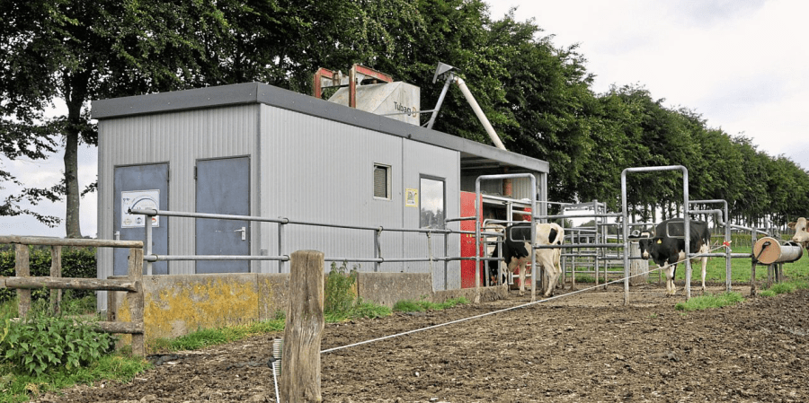 Lely-Robotic-milking-solution-in-the-field-LSTK-09-2016