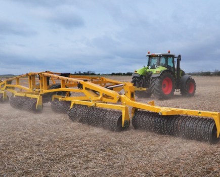 McConnel-takes-on-Twose-arable-rollers-3453035_0