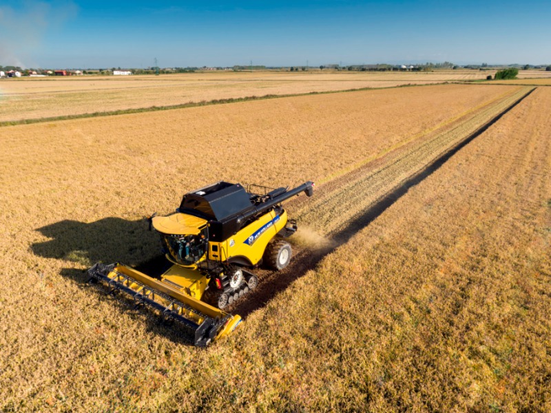 New-Holland-s-CR8-80-combine-tours-the-UK-4218488_0