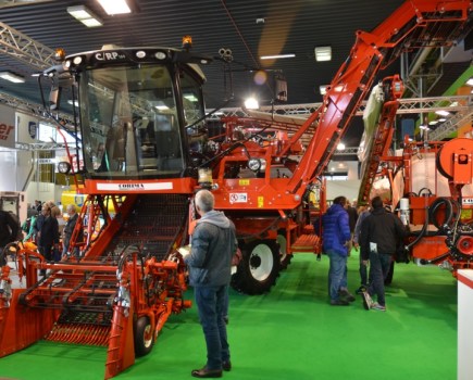 Self-propelled-tomato-harvester-5694340_0