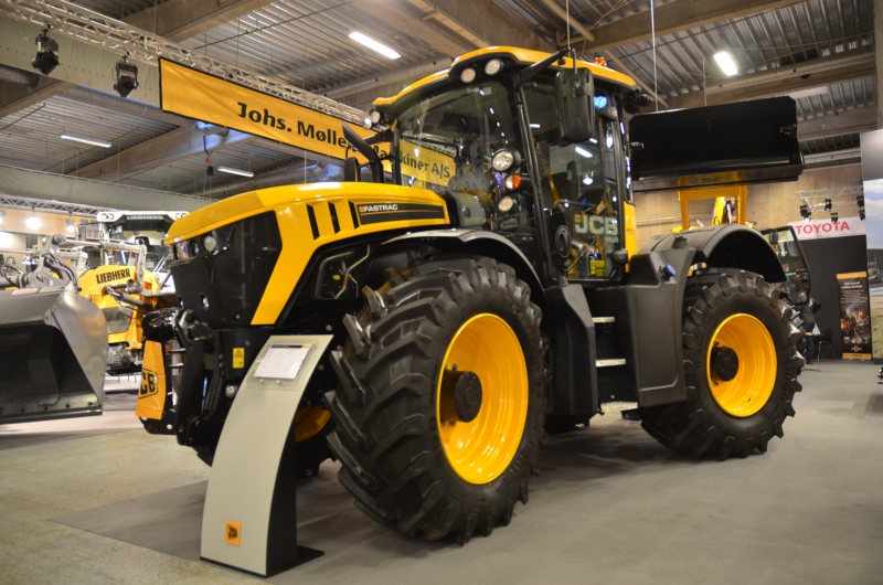 Tractors-on-display-at-Danish-show-5931053_0