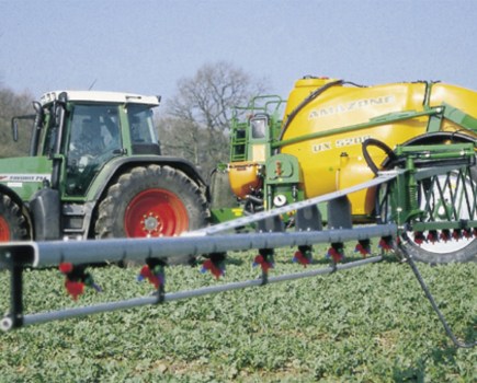 Driving impression: Amazone UX5200 trailed sprayer