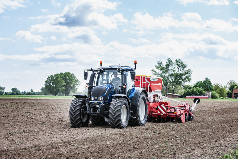 Valtra-fills-new-tractors-with-100-renewable-fuel-9133850_0